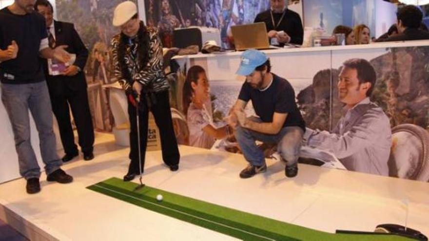 La presidena de la Diputación practica el mini-golf en el estand de la Costa Blanca.