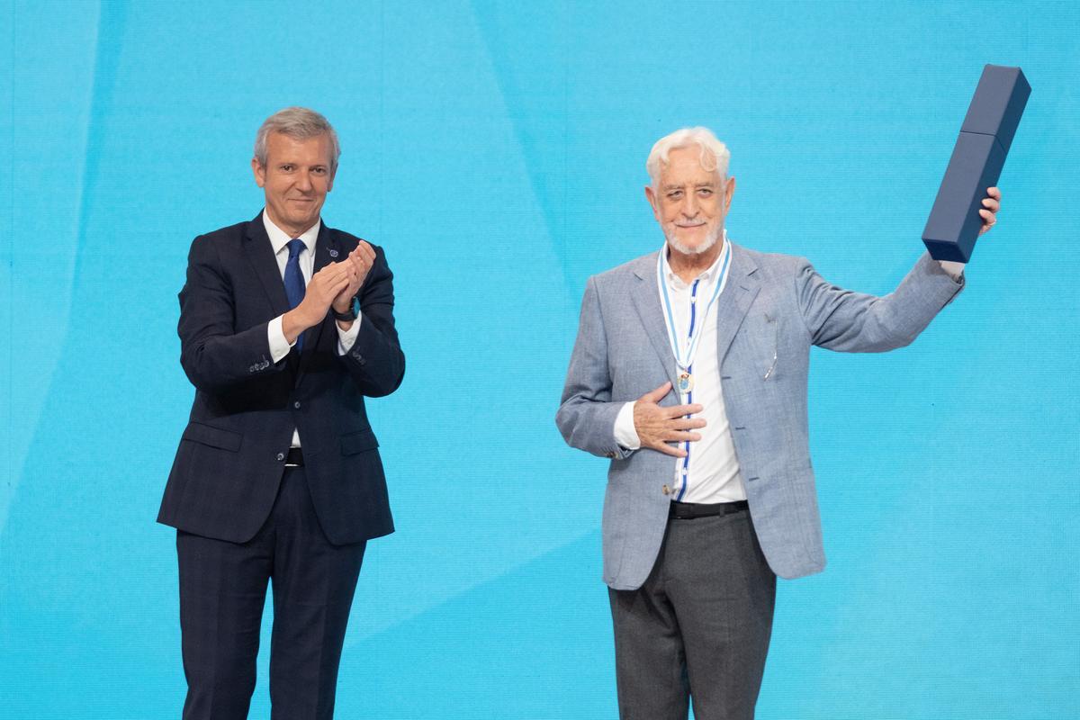 Juan Pardo recolle a Medalla de Ouro de Galicia de mans do presidente da Xunta