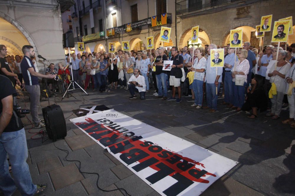 Cent dilluns reclamant la llibertat dels polítics presos a la plaça del Vi