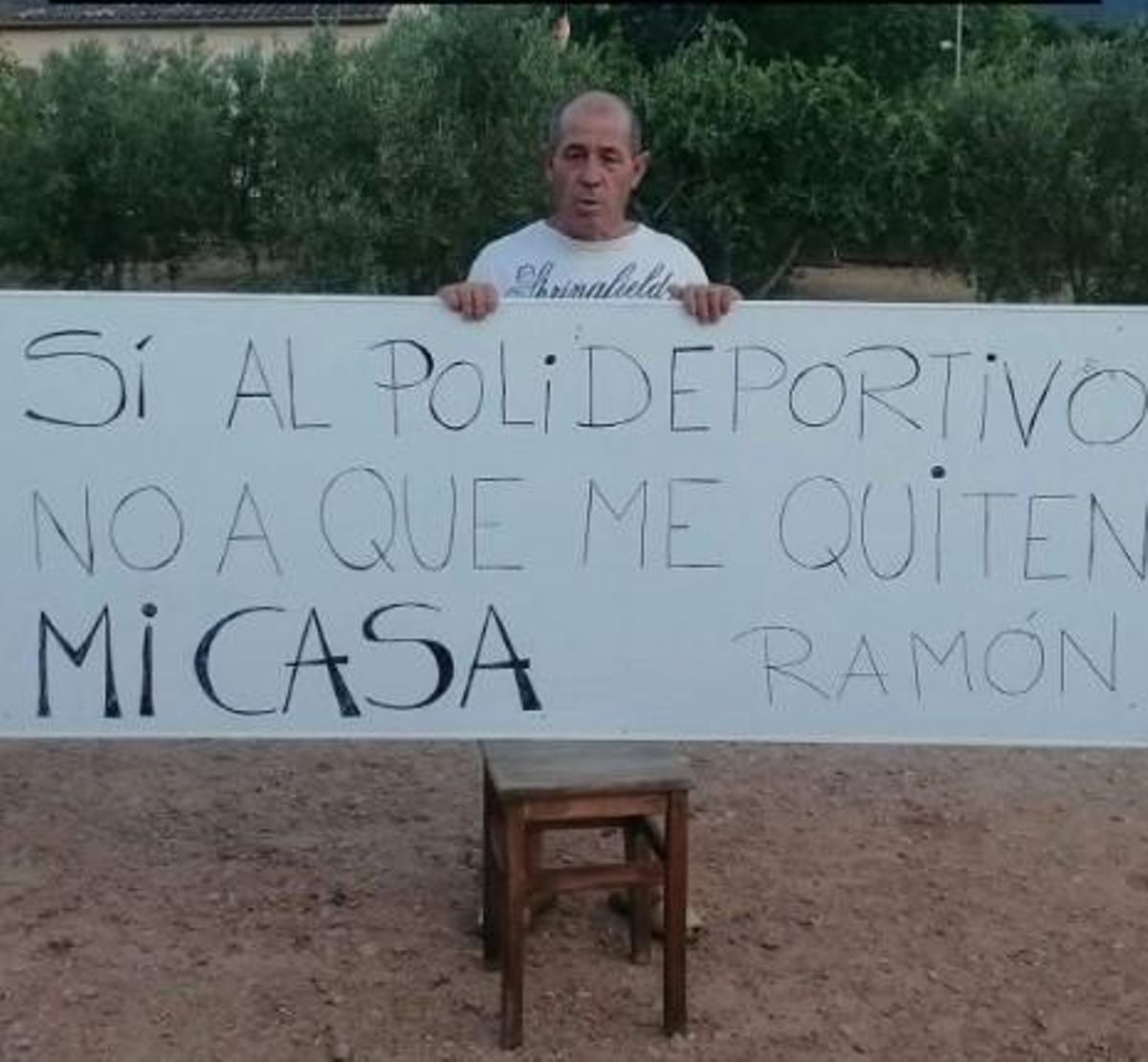 Ramon Amores junto a la pancarta reivindicativa.