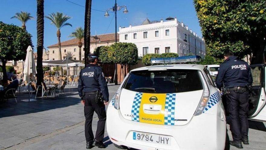 Los policías tocan los vehículos que detienen por este motivo