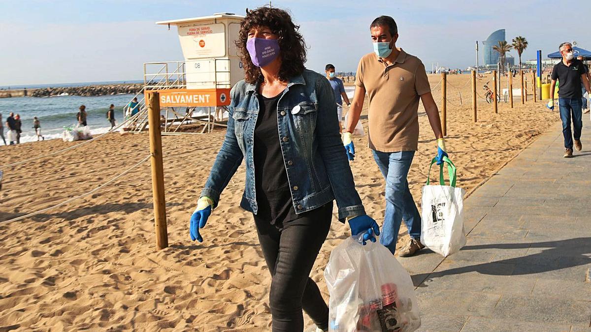 Jordà va participar ahir en una recollida de deixalles en una platja de Barcelona. | ACN