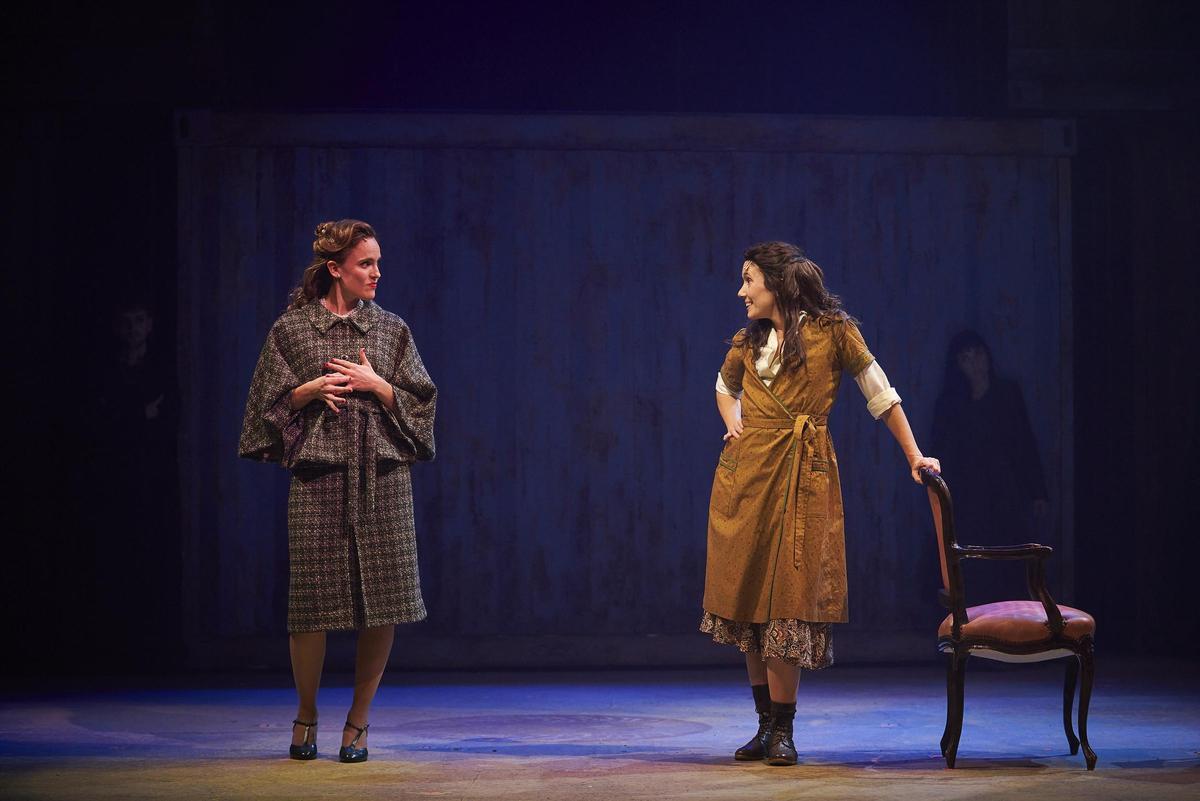 Lucía Torres (Sra. Lyons) y Mariona Castillo (Sra. Johnstone) en una escena del musical 'Germans de sang'.