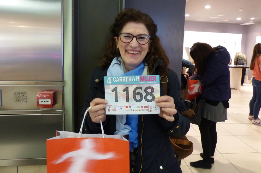 Recogida de dorsales en el Thader para la IV Carrera de la Mujer (Mañana)