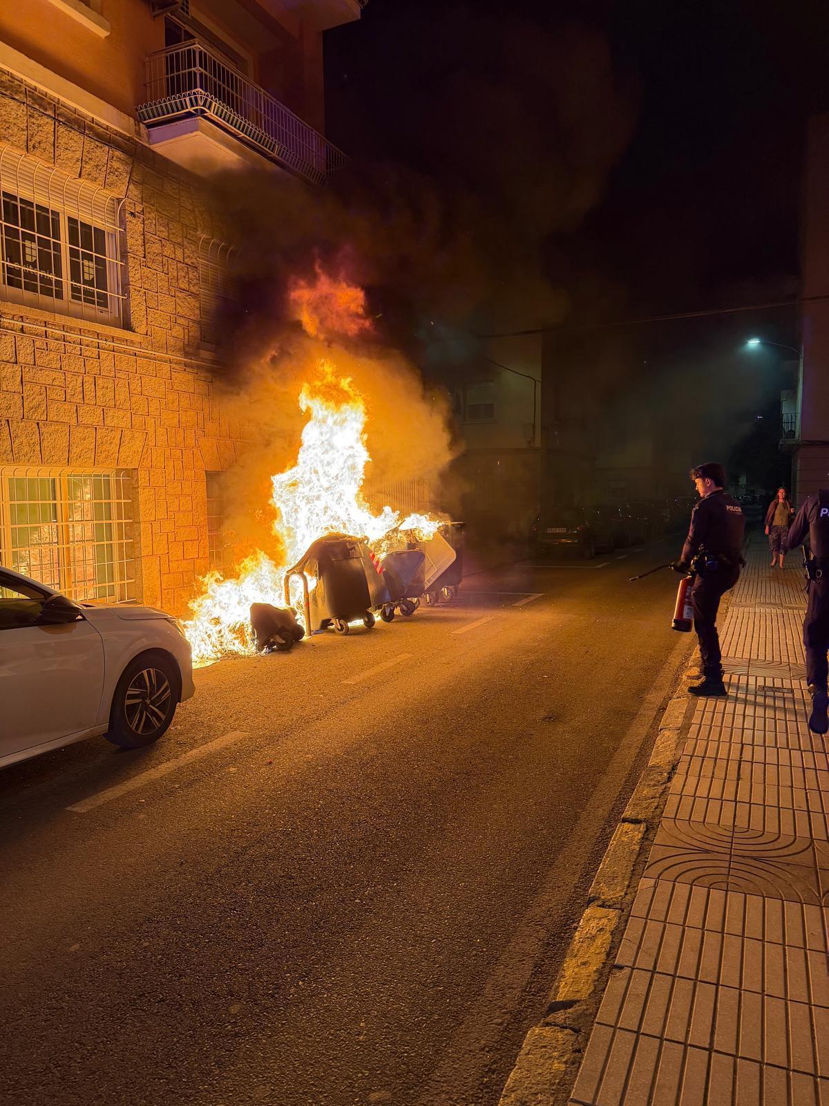El fuego ha afectado a la fachada del bajo y de un primer piso de un edificio de viviendas.