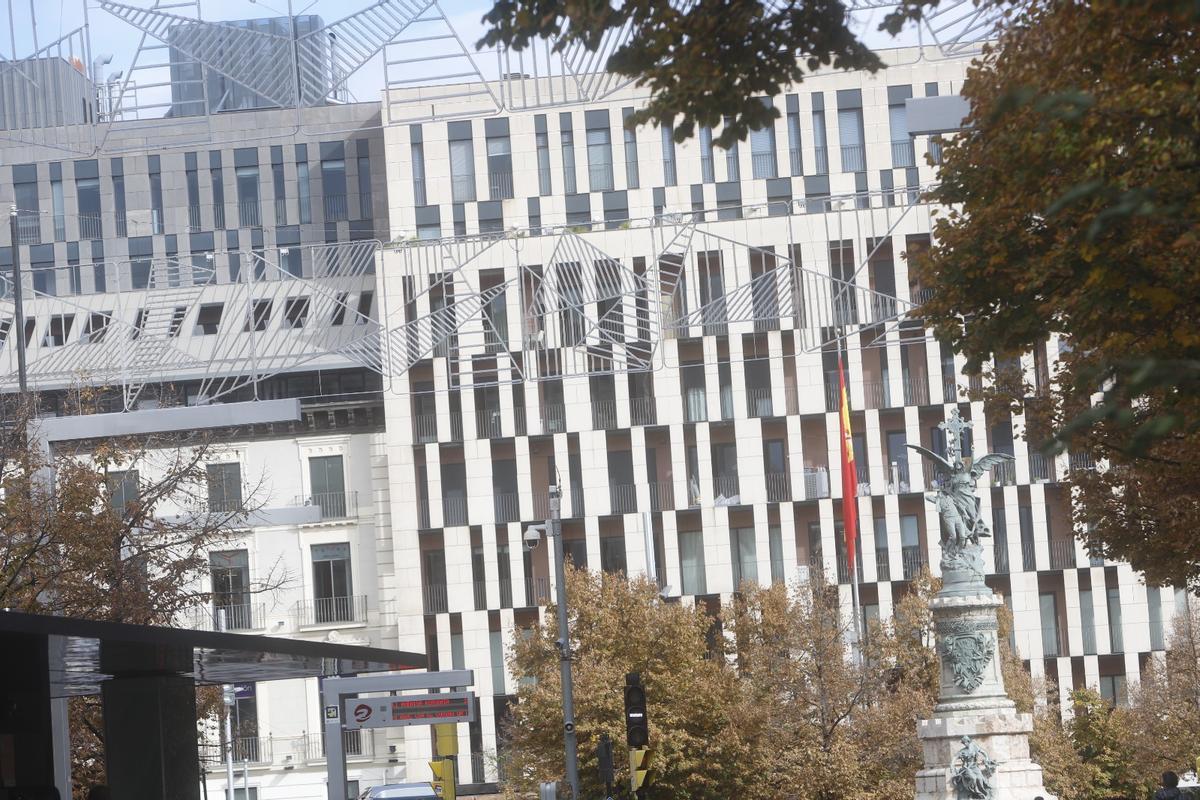 EN IMÁGENES | Las calles de Zaragoza se engalanan con las luces de Navidad
