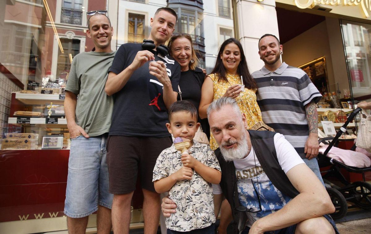Carla Martínez recoge un helado de moscovitas en Oviedo. Debajo, Ane López, con uno de chocolate y mango en el paseo de los Álamos de la capital. | JUAN PLAZA