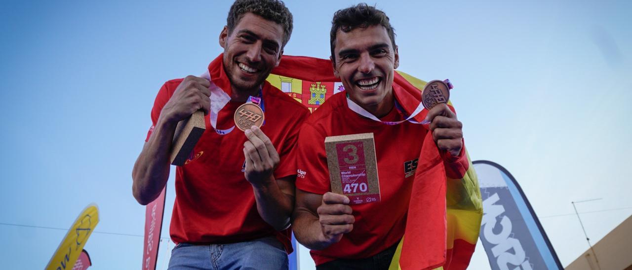 Nico Rodríguez y Jordi Xammar, con la medalla de bronce conquistada en Vilamoura. / FdV
