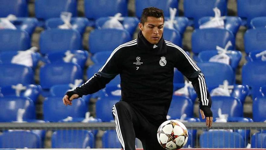 Cristiano Ronaldo, durante el entrenamiento de ayer en Basilea.