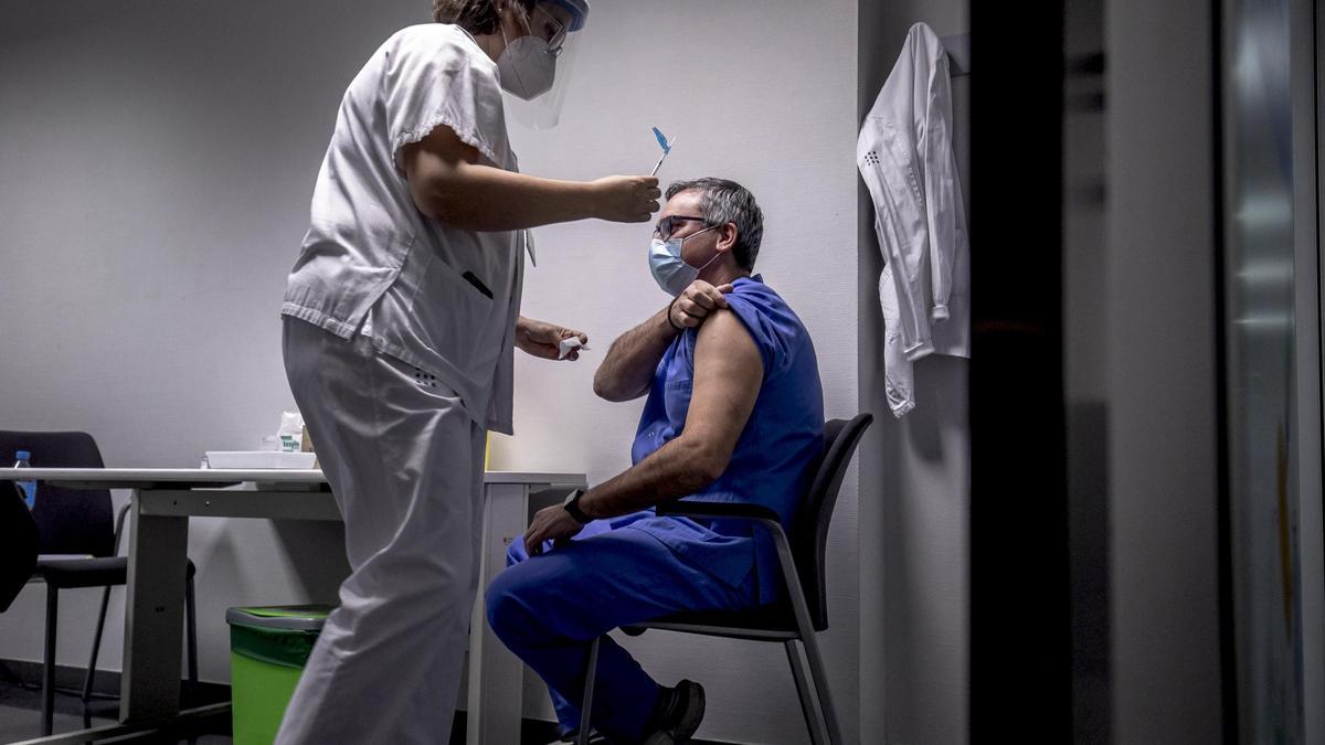 Arranca la vacunación de sanitarios que trabajan en 'primera línea covid'