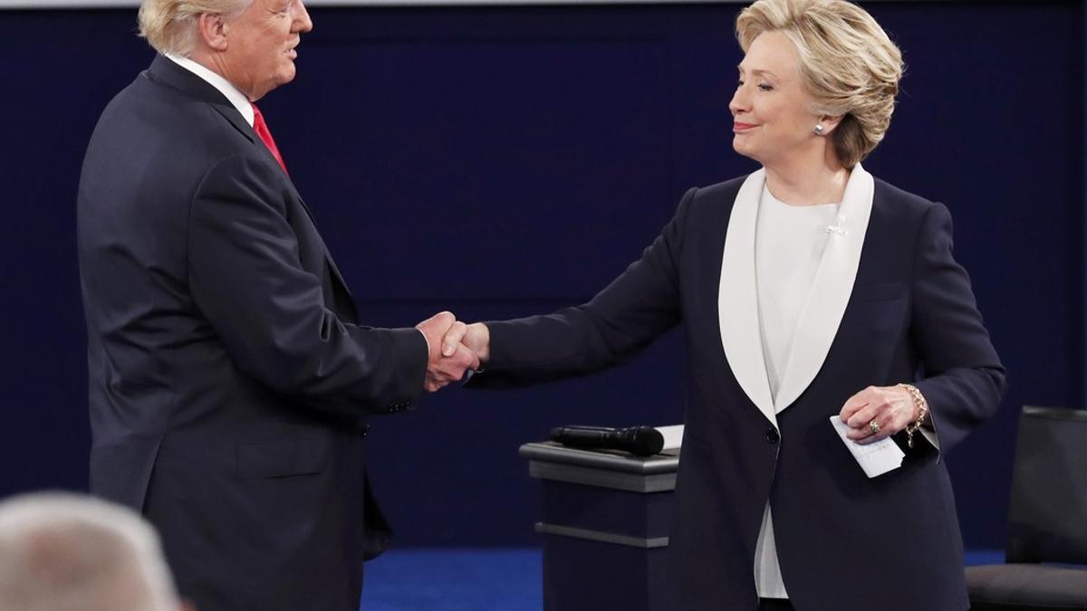 Donald Trump y Hillary Clinton se saludan antes de su segundo debate electoral, el último nueve de octubre en Misuri