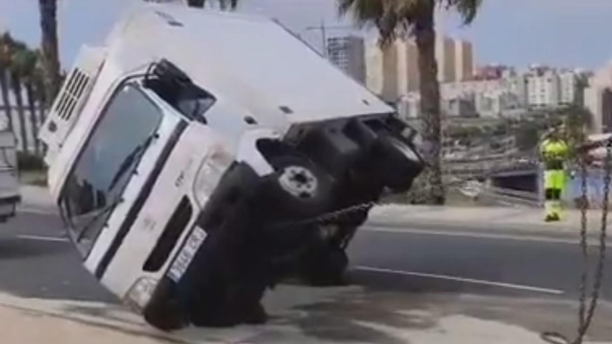 Aparatoso vuelco de un camión en La Minilla