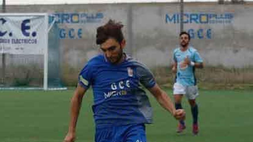 Conde conduce el balón en el partido ante la Segoviana.