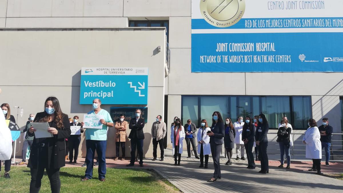 Nueva concentración del comité de empresa del departamento de salud de Torrevieja para reclamar a la Generalitat que les permita negociar  el futuro laboral de 1.400 trabajadores tras la reversión