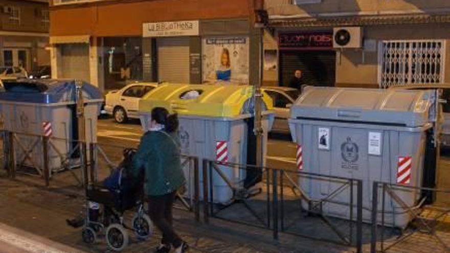 La reprimenda a Urbaser surte efecto y Elche despierta sin basura tras el festivo