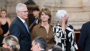 La exfiscal general del Estado, Dolores Delgado (c), y el juez Baltasar Garzón (i) durante la imposición de condecoraciones con ocasión del X aniversario de la Proclamación de Su Majestad el Rey, en el Palacio Real, a 19 de junio de 2024, en Madrid (Españ