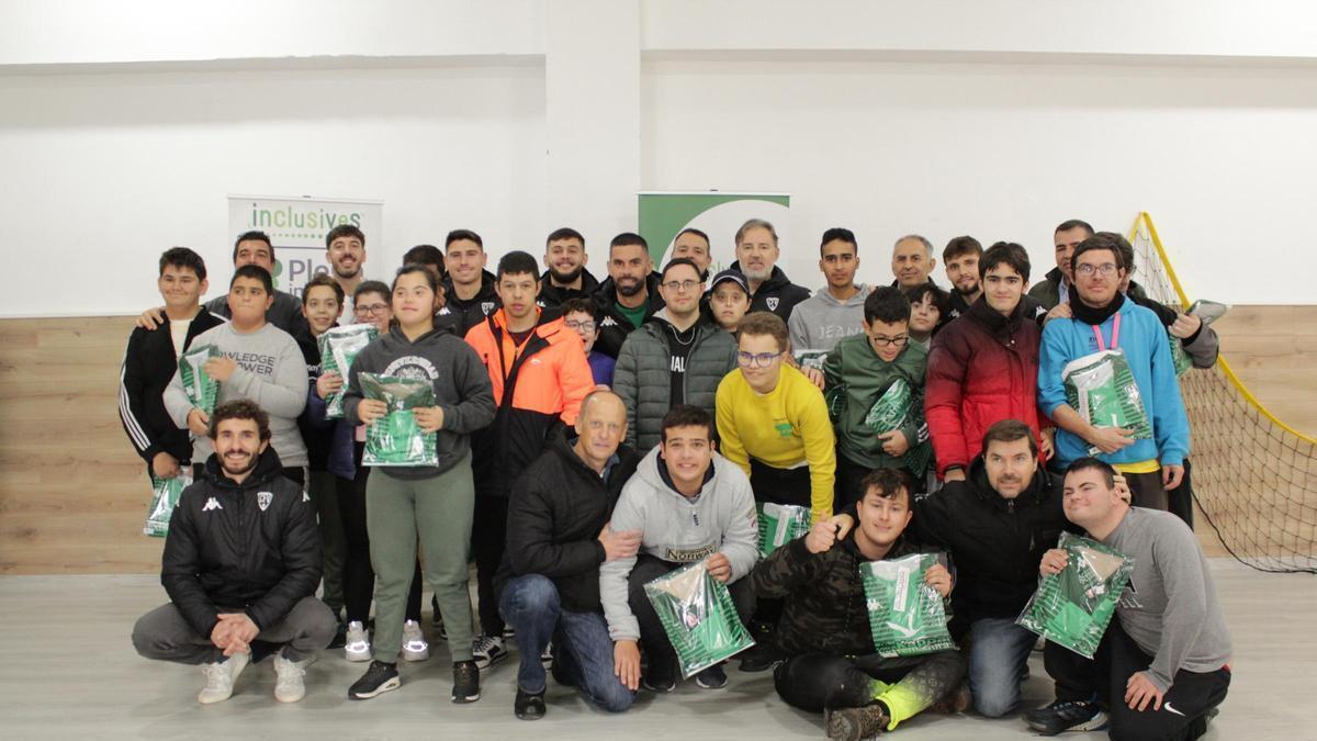 Los jugadores del Villanovense, junto con usuarios de Inclusives.
