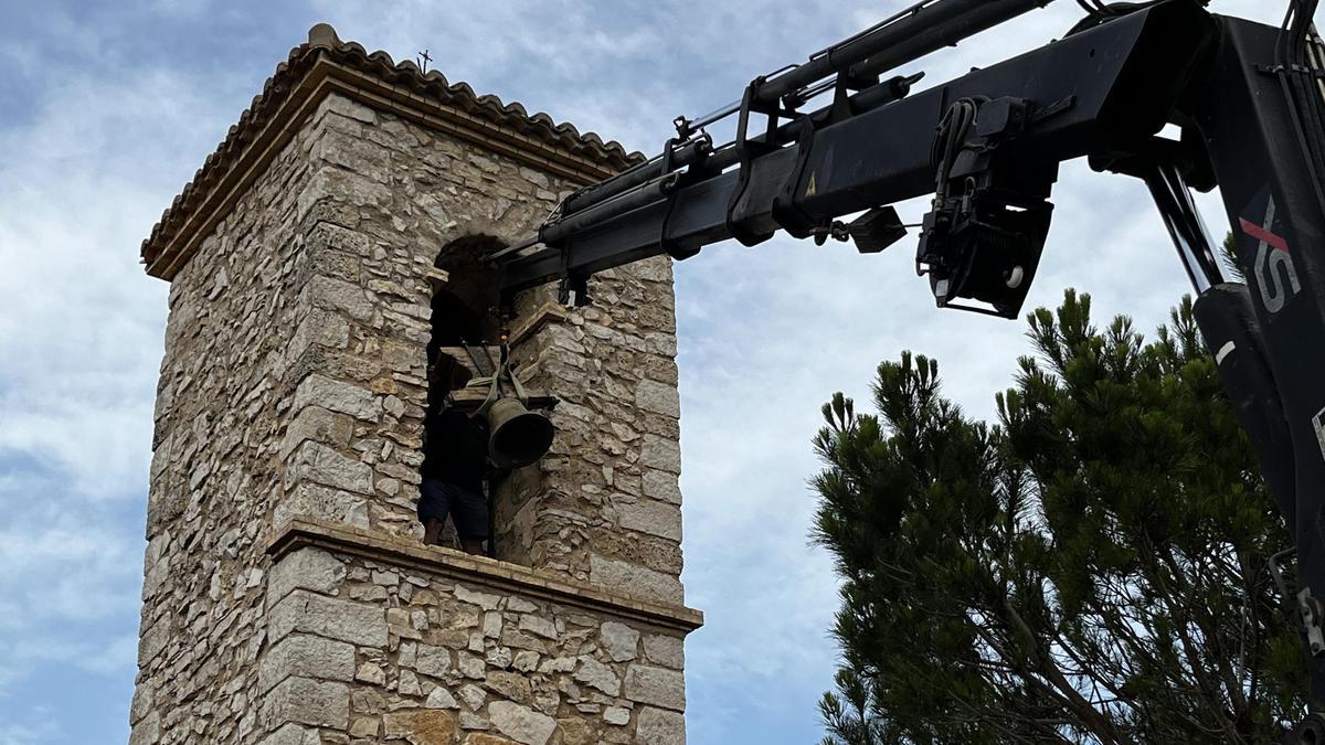 Trabajos de desmontaje de la campana de la ermita de Sant Esteve que no fue robada.