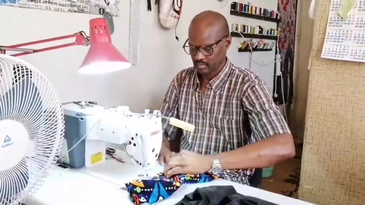 «O’Xastre» senegalés que trabaja en Ourense: «A la gente le parecía raro que un hombre cosiese»