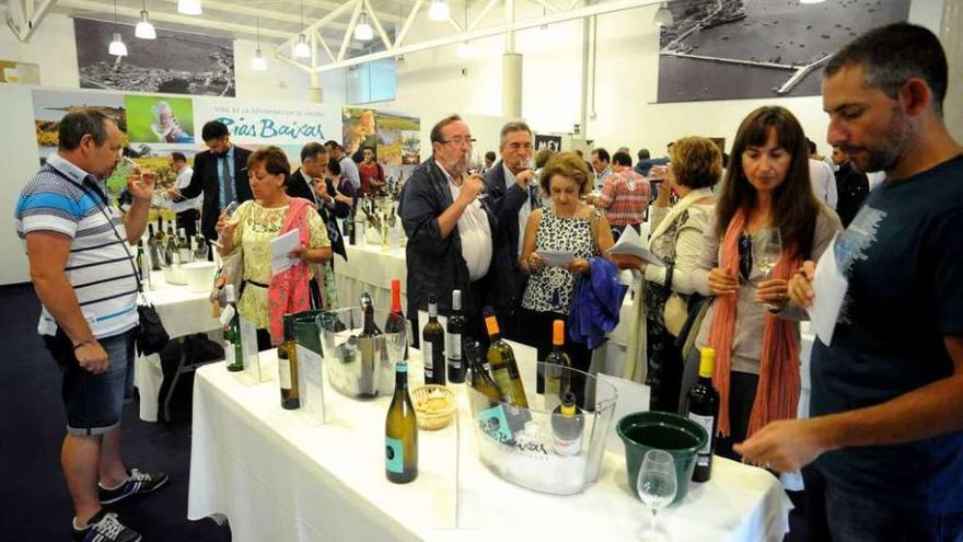 Un grupo de personas degusta albariño, ayer, en Cambados. // Iñaki Abella