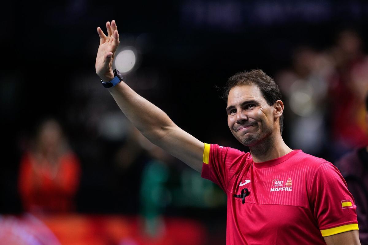 Rafael Nadal saluda al público el día de su despedida en la Copa Davis, 2024.