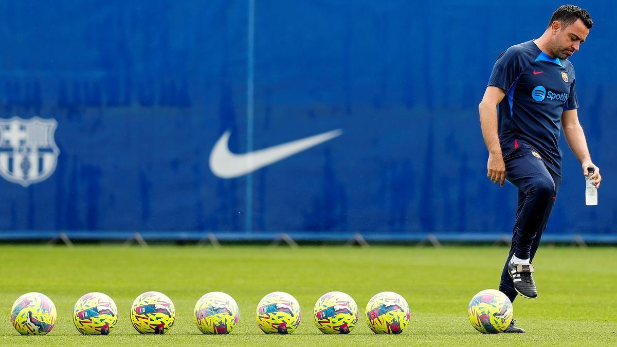 Xavi prepara los balones en el entrenamiento del viernes.