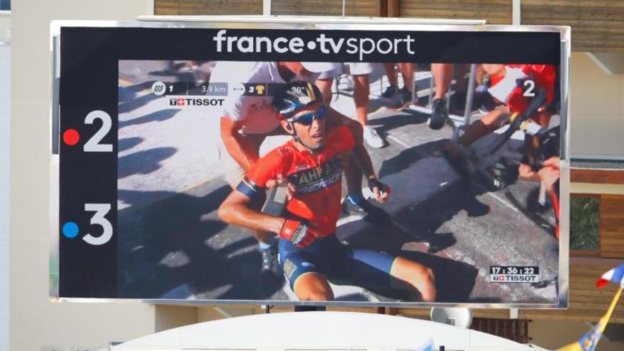 Nibali, tras caerse, en una pantalla del Tour de Francia.