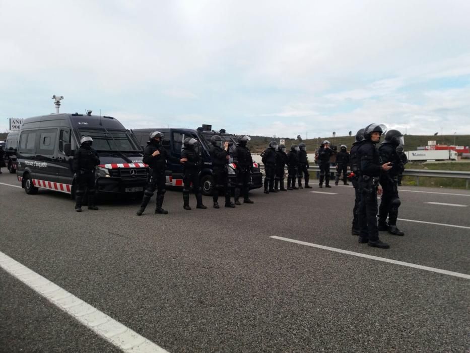 Els Mossos desallotgen els manifestants de l'AP-7