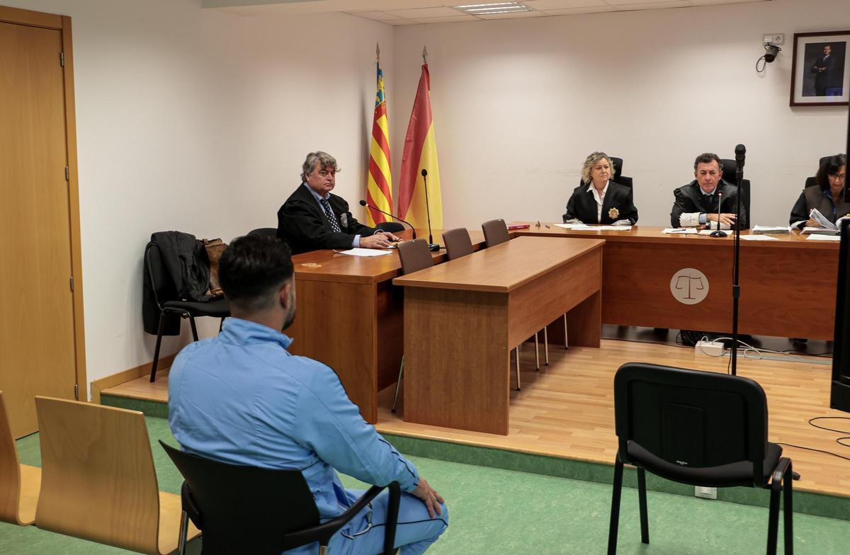 El acusado sentado en el banquillo al inicio del juicio.