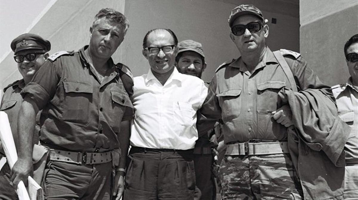 Fotografía de archivo facilitada por el departamento de prensa del Gobierno de Israel, del ministro de defensa Ariel Sharon, a la izquierda, Menachem Begin, centro y el General Avraham Yoffe, en Jebel Livne, província de Sinaí, en junio del 1977