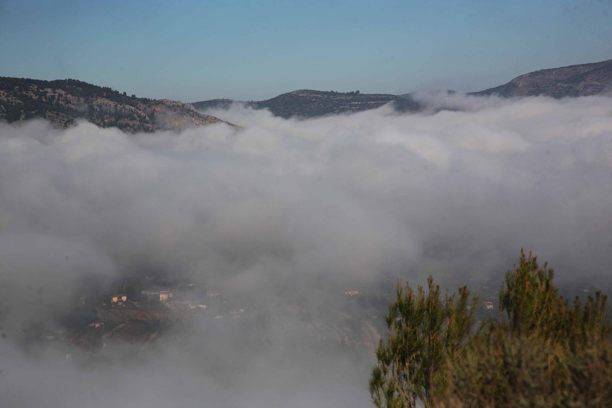 La niebla cubre algunas zonas de Alcoy y el Comtat