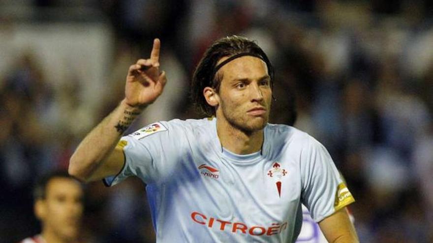 Michu, con el Celta en el partido de ida del playoff de ascenso, en 2011, ante el Granada. // Marta G. Brea