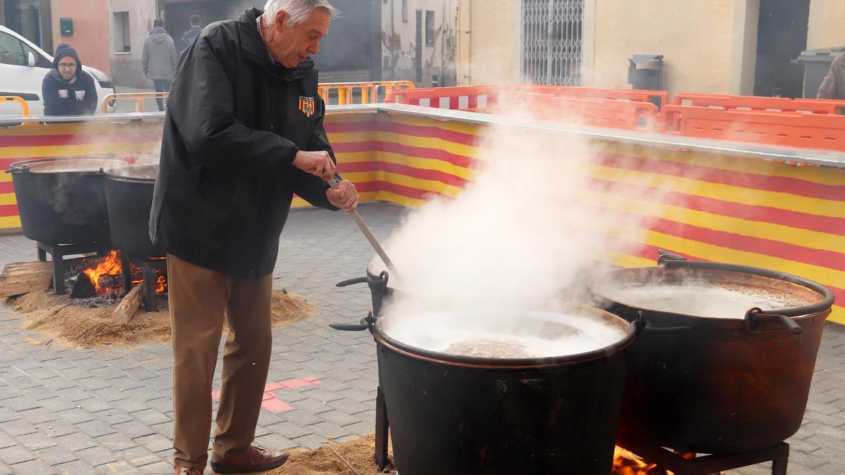 Un home barreja una de les peroles del ranxo de Vidreres