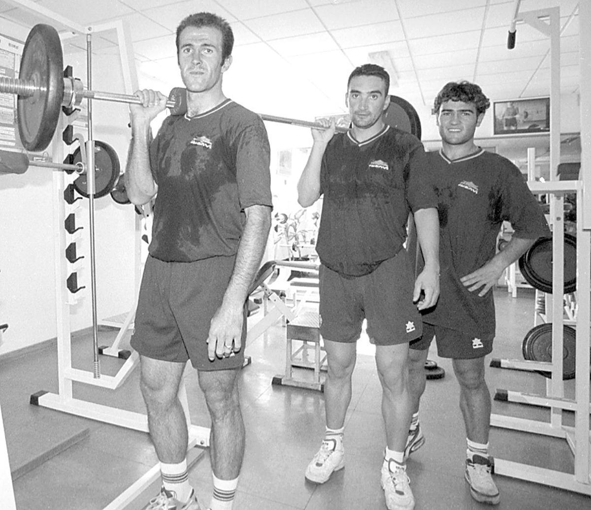 Luis Mendigain, Joseba Agirre y Sukunza, jugadores del Castellon, durante un entrenamiento en el gimnasio.