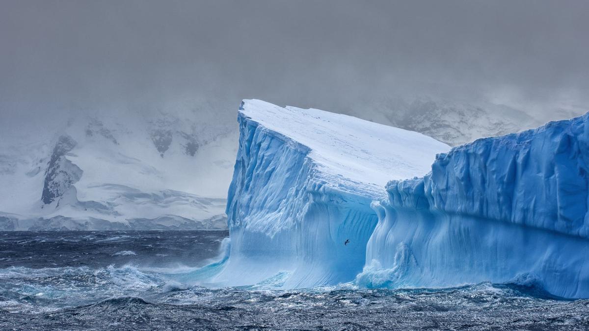 El iceberg más grande del mundo se está alejando de la Antártida 