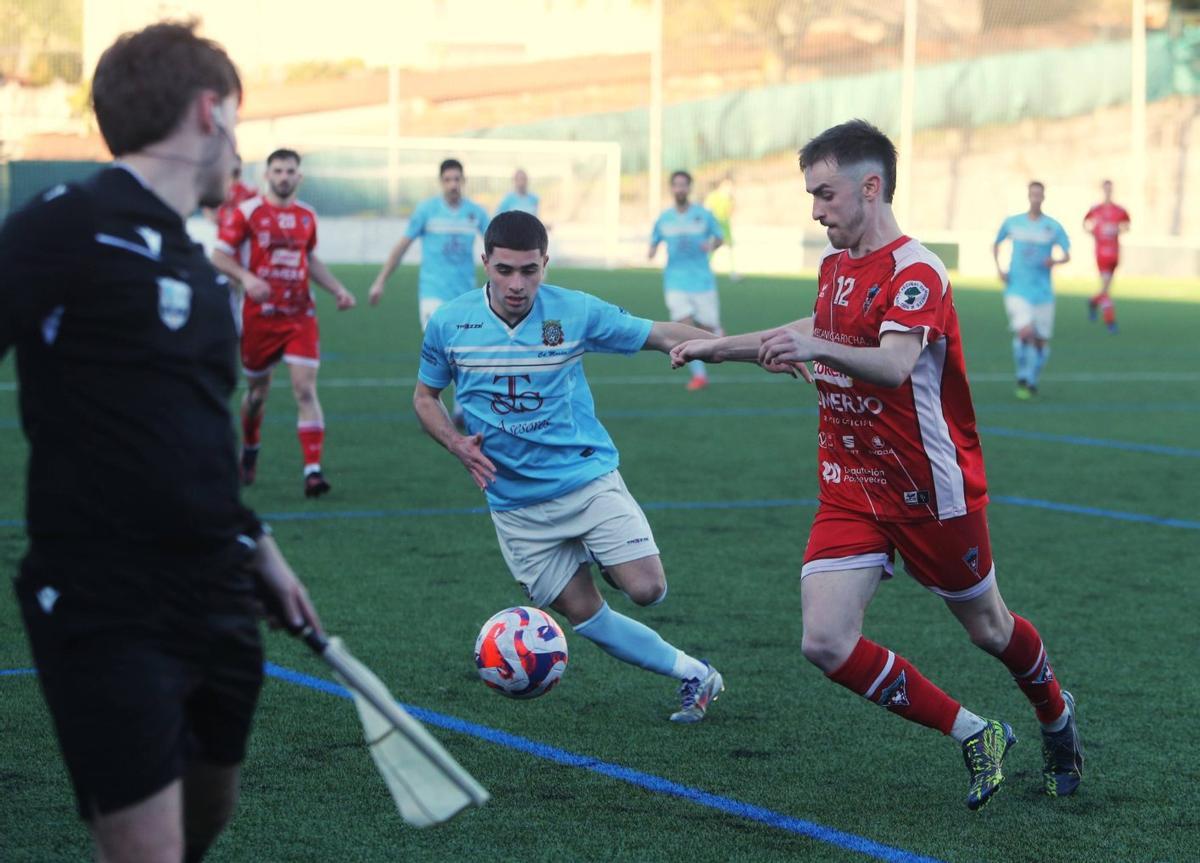 Una acción del partido entre el Moaña y el Atios.