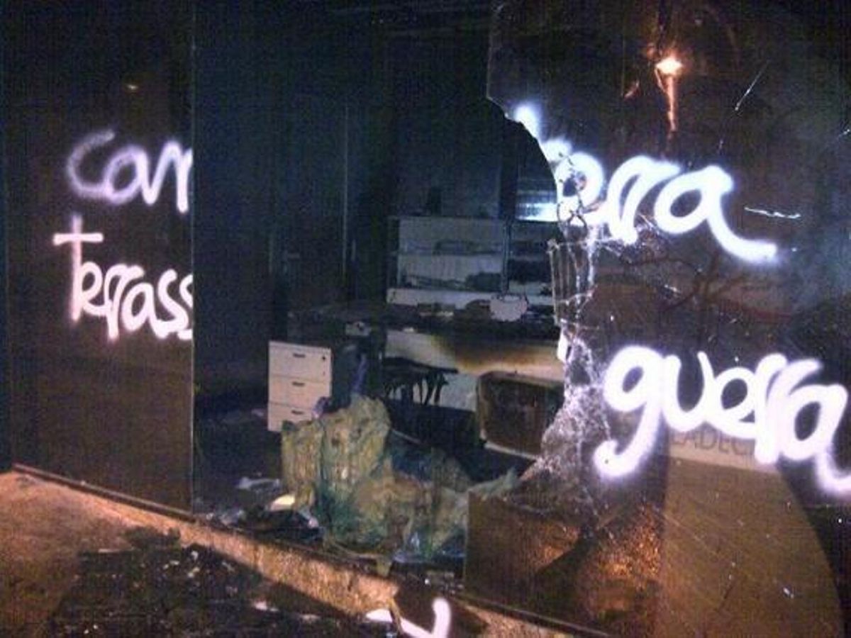 Destrossen la façana de la seu de CDC a Terrassa amb un contenidor cremant durant les protestes pel desallotjament de Can Vies.