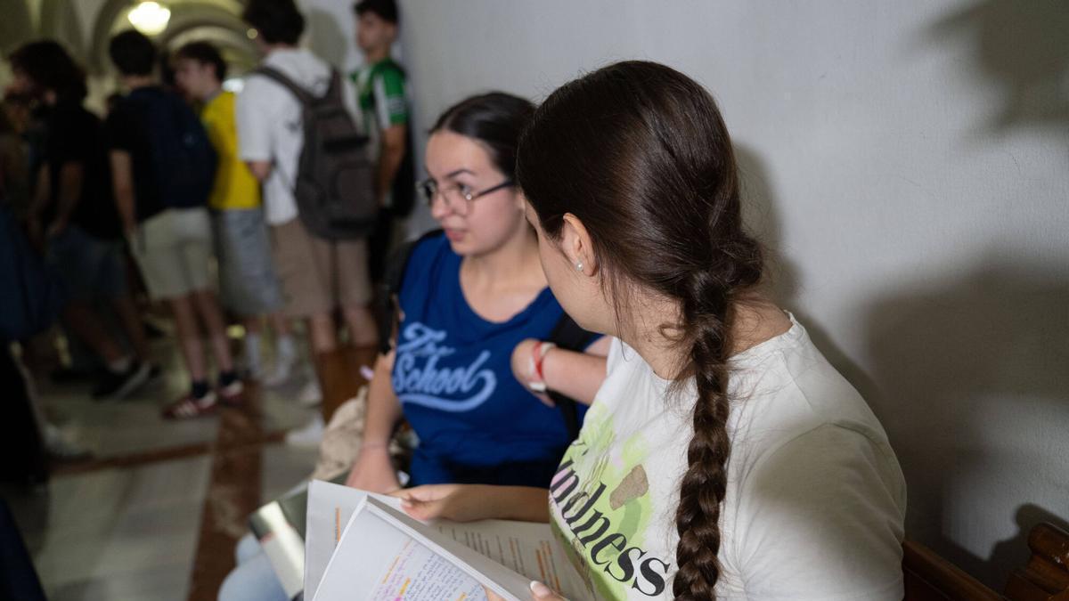 Alumnos de Bachillerato esperando en los pasillos del Rectorado de la Universidad de Sevilla para entrar en la PAU 2026