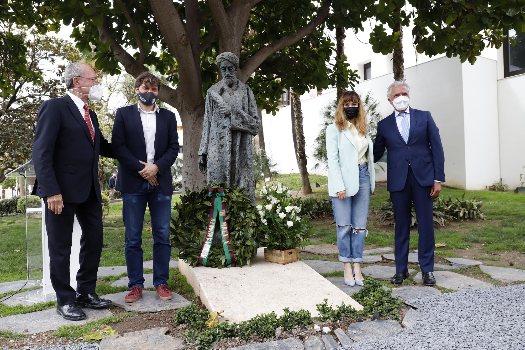 Ofrenda floral al monumento de Ibn Gabirol en Málaga