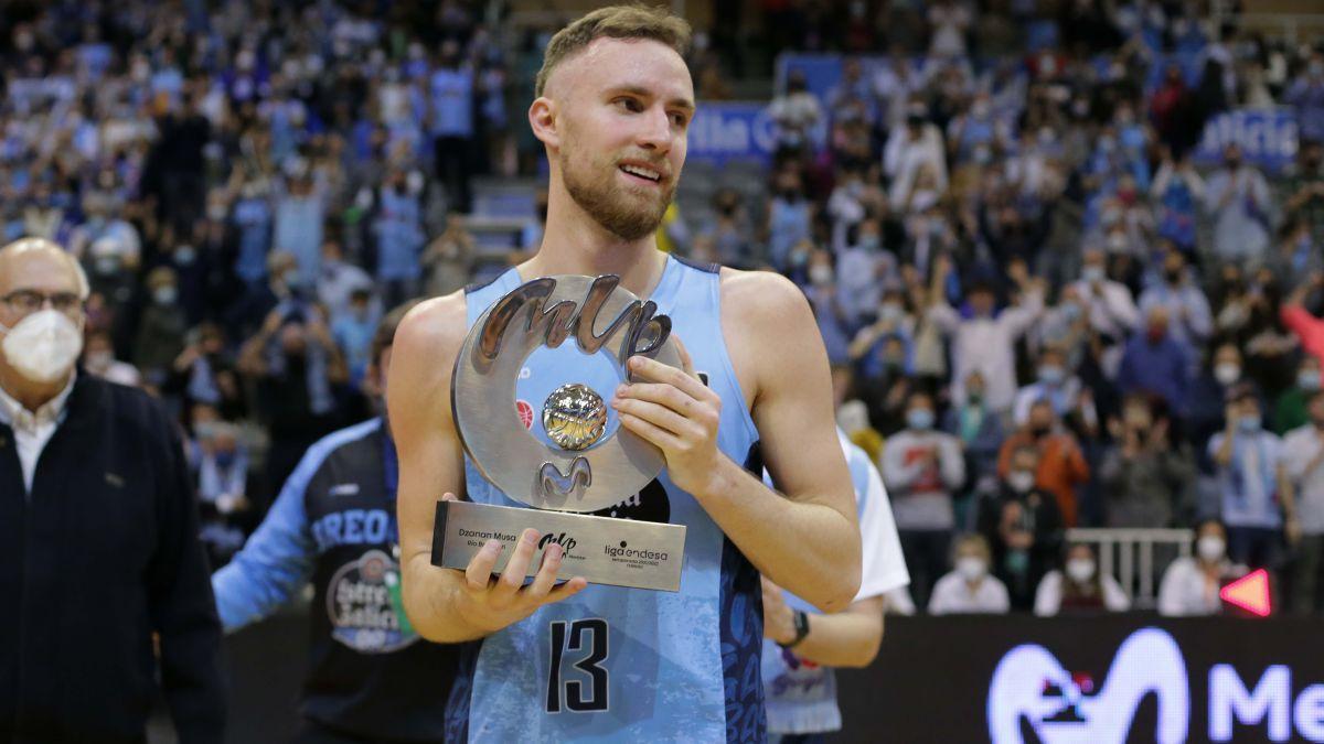 Musa recogiendo el trofeo a mejor jugador de la Liga Endesa 2021/22