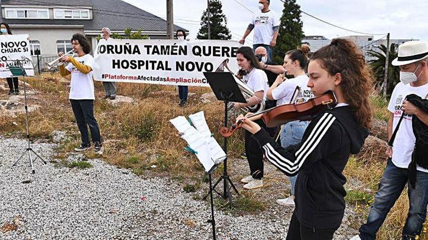 Una joven toca el violín durante la concentración.