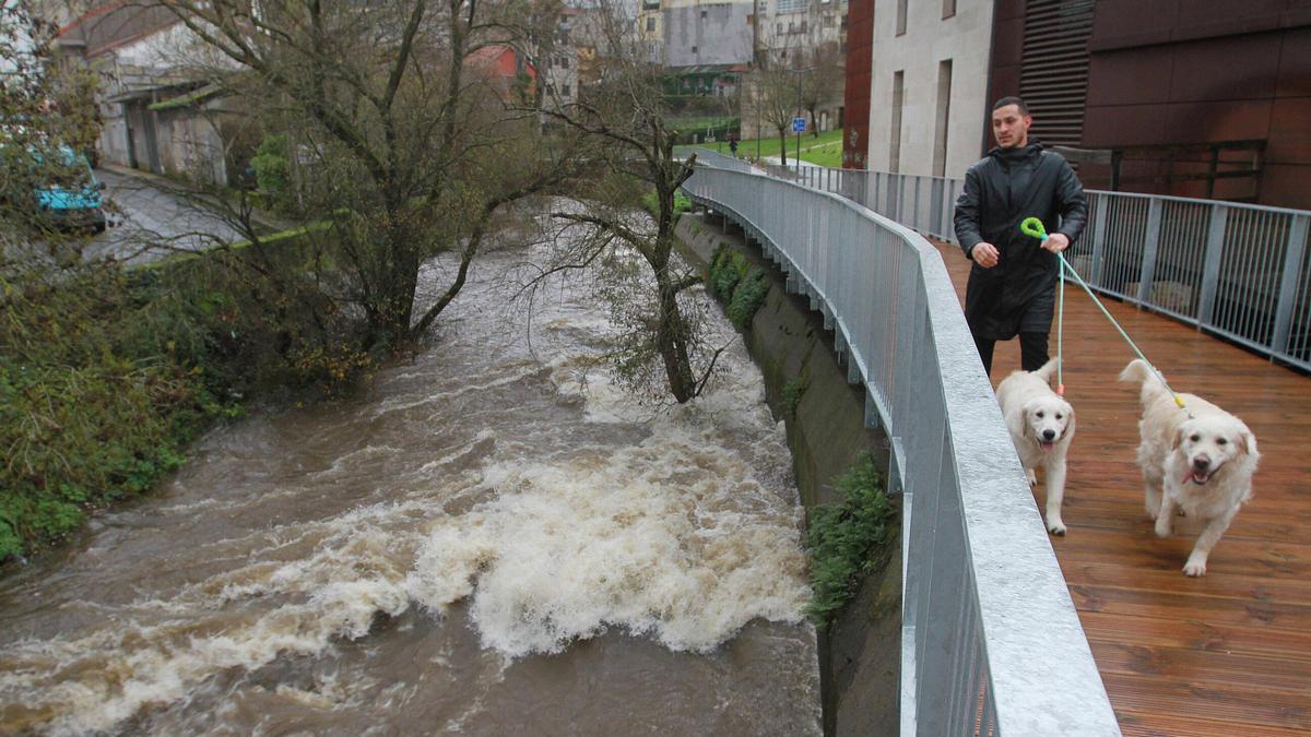 Vista del cauce del río Barbaña a su paso por la ciudad de Ourense
