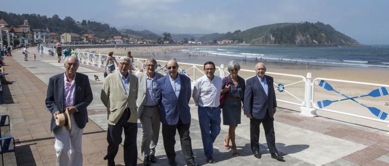 En el paseo de Ribadesella, por la izquierda, Manuel Villa Cellino, Rafael Pujol, Santiago García Granda, Salvador Ordóñez, Juan Vázquez, Zulima Fernández y Vicente Gotor.