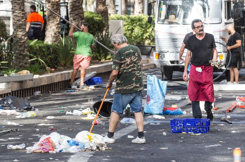 Las calles de Alicante se recuperan poco a poco de las fiestas