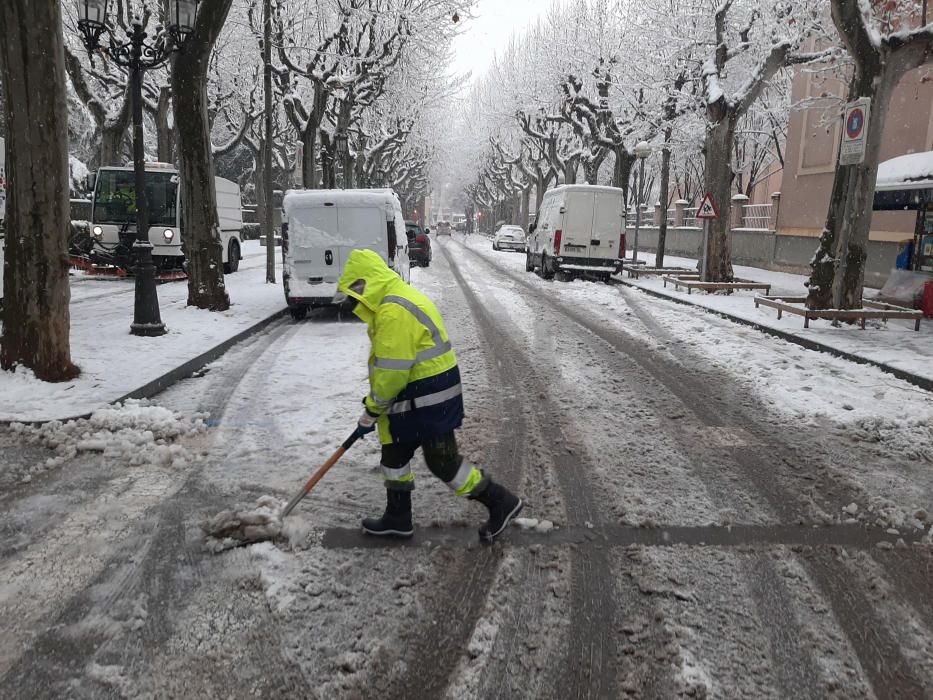 Un operari a Olot retirant neu del carrer aquest dissabte
