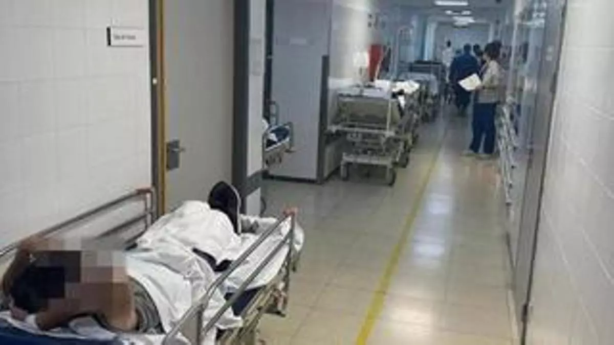 Pacientes amontonados en los pasillos esperan hasta 3 días para ingresar en el Hospital Marina Baixa