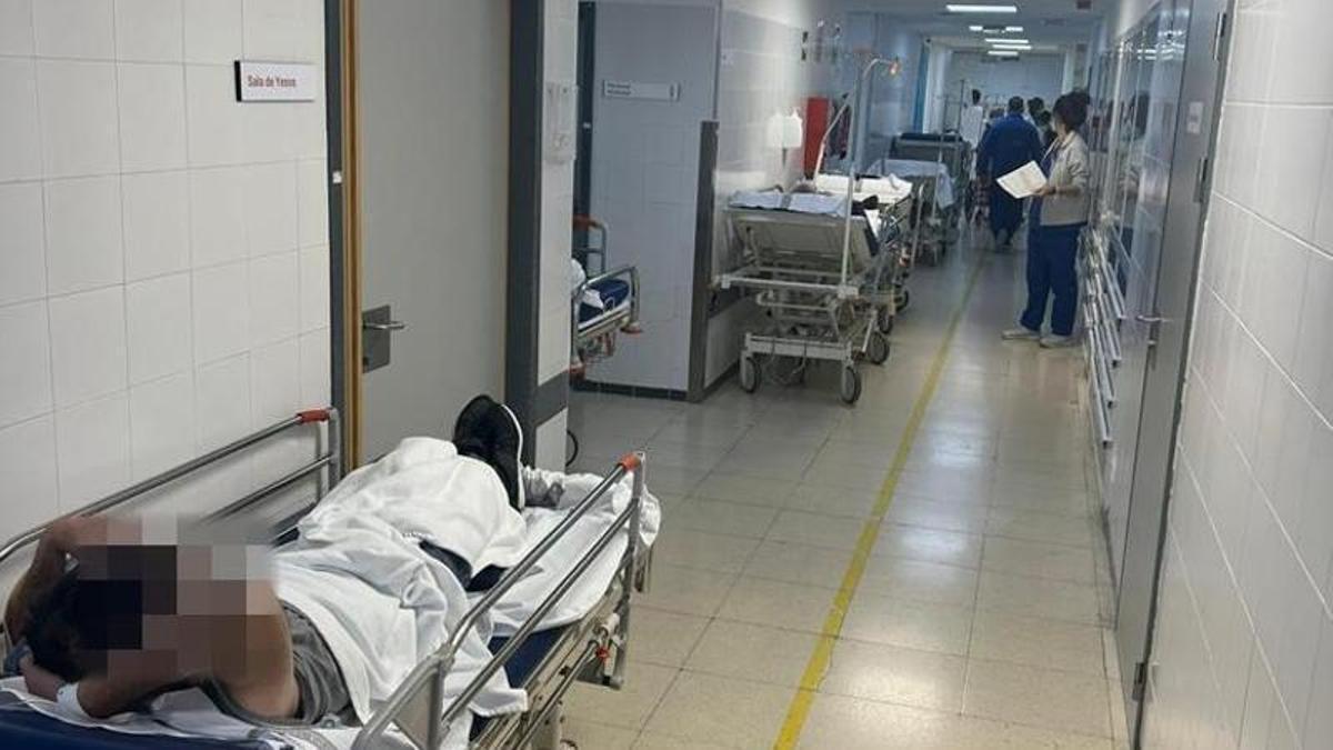 Uno de los pasillos del área de Urgencias del Hospital de la Marina Baixa, con camillas llenas de pacientes esperando sitio en planta.