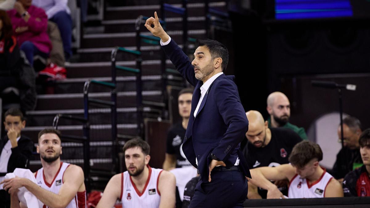 Jesús Ramírez da instrucciones durante el partido de este sábado.