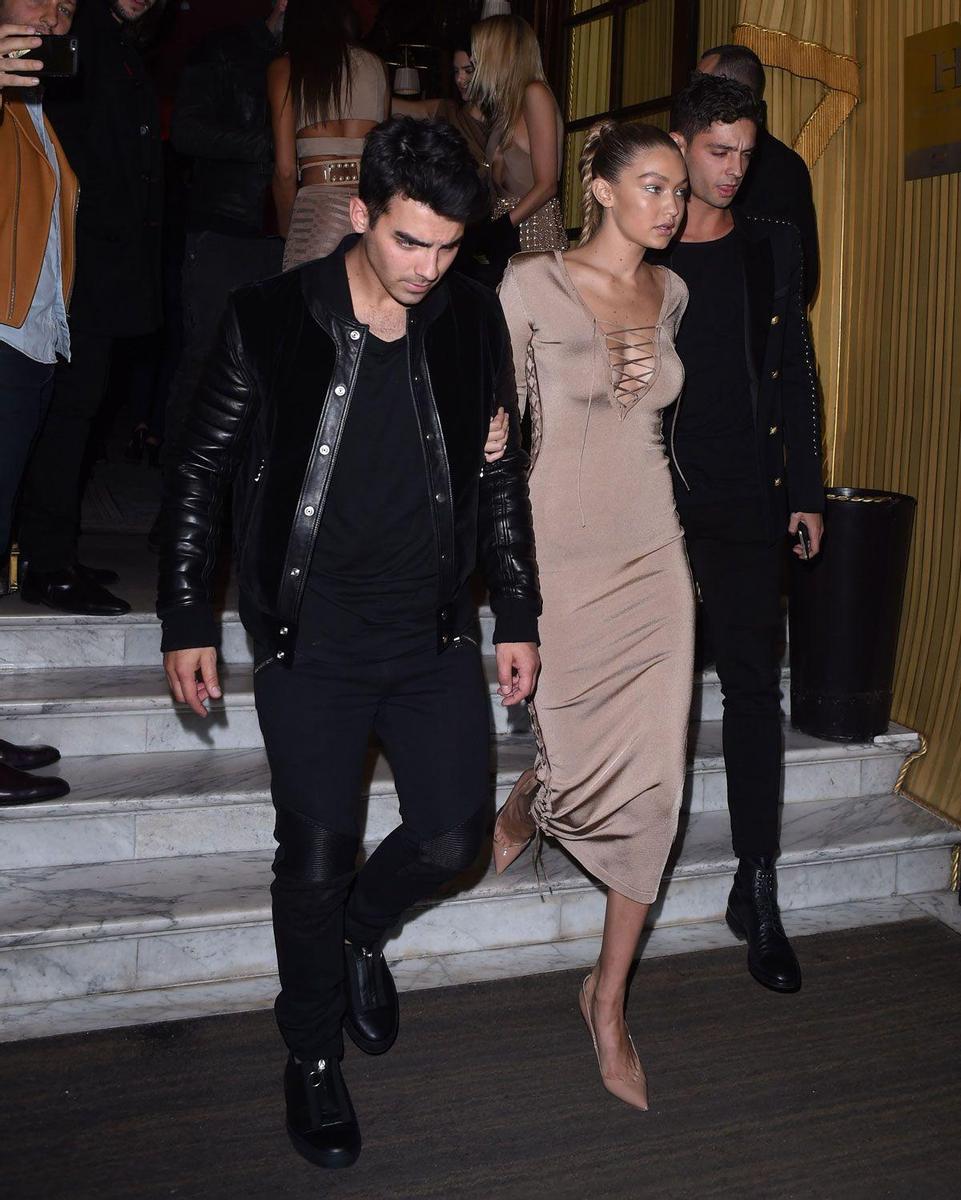 Gigi Hadid y Joe Jonas en la fiesta de Balmain en Paris