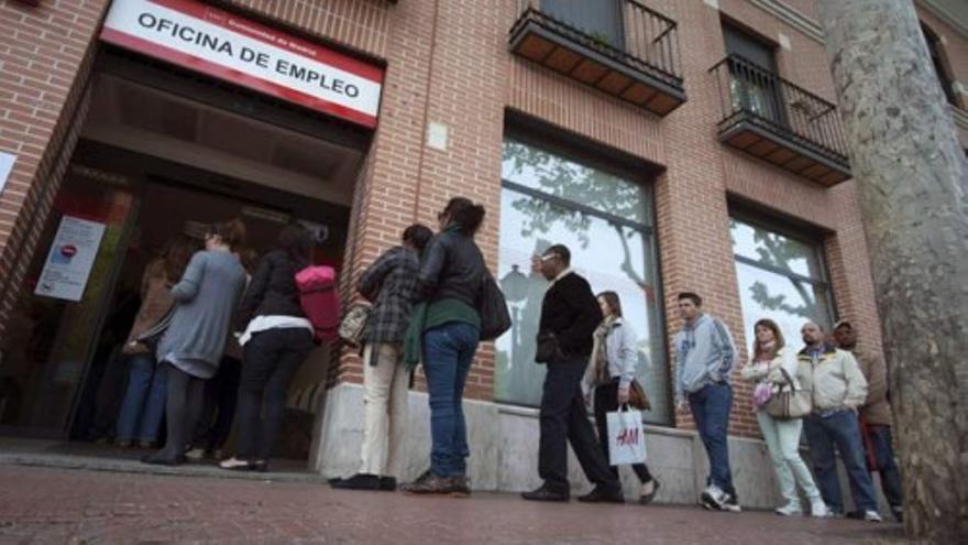 El paro baja de los 5 millones tras caer en 46.050 personas